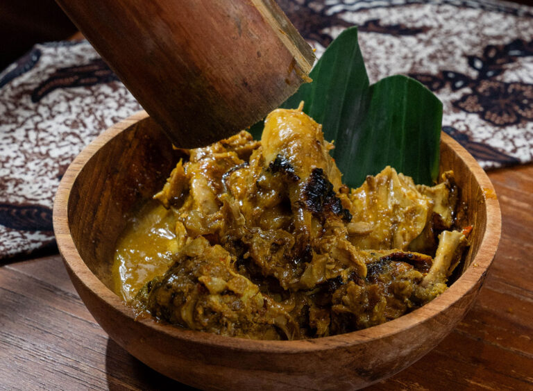 best Balinese food in seminyak - bebek timbungan - warung menjamu seminyak